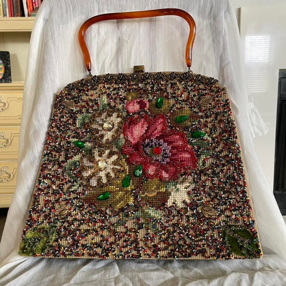 Circa 1950s - 1960s Soure Beaded Tapestry Purse‎
